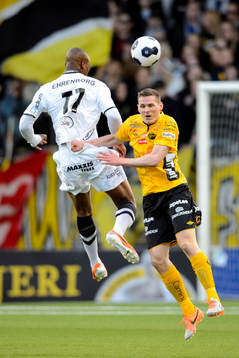 Elfsborgs Jon Jönsson i nickduell med Häckens Carlos