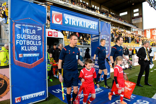 Lagen går in på arenan innan fotbollsmatchen i