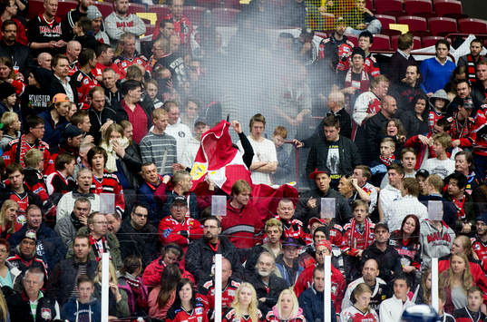 Något brann på läktaren