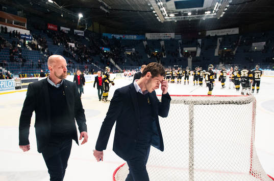 s tränare Mattias Norström och Daniel Rudslätt deppar