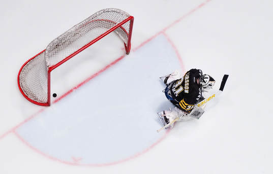 s målvakt Daniel Larsson deppar