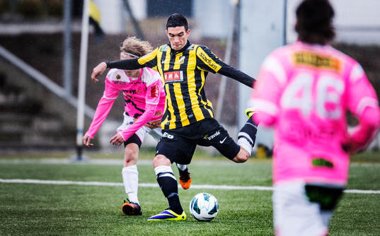Häckens Daniel Krezic skjuter in 3-0 i fotbollsmatchen