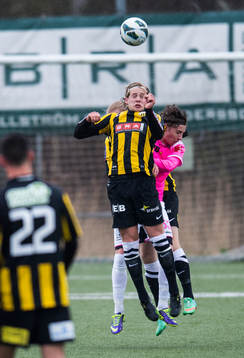Häckens Gustav Berggren högst upp i en luftduell i