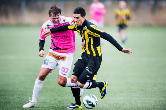 Häckens Daniel Krezic håller undan Landskronas Martin