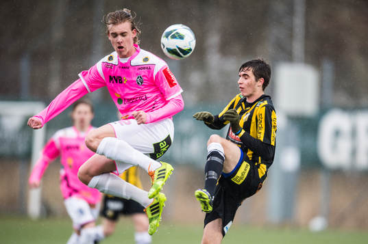 Landskronas Oscar Holmén och Häckens Egzon Binak i