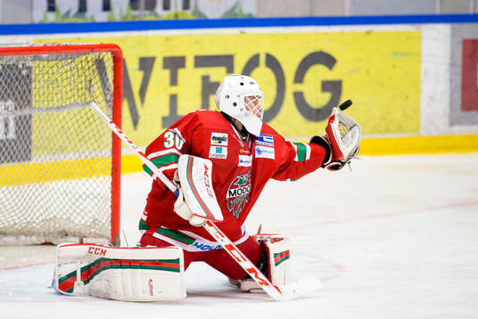 Modos målvakt Emil Hedman med en räddning