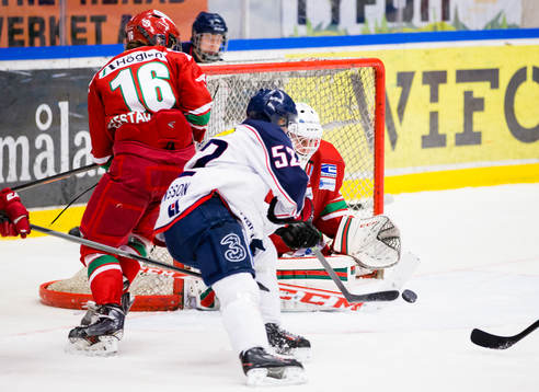 Linköpings Tobias Göransson gör 0-1 bakom Modos målvakt