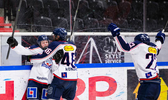 Linköpings Tobias Göransson (v) omfamnas av Philip Rondahl