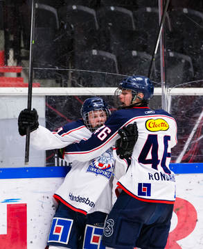 Linköpings Tobias Göransson (v) omfamnas av Philip Rondahl