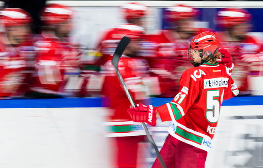 Modos Adrian Kempe firar 2-2 kvitteringen med lagkamrater