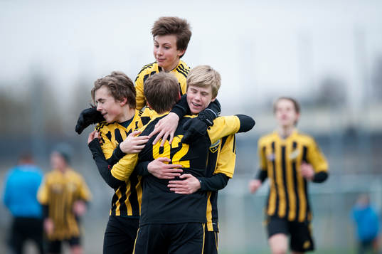 IFK Hässleholms Amel Crnalic har gjort 2-1 och grattas i