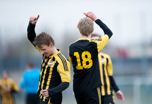 IFK Hässleholms Amel Crnalic har gjort 2-1 och grattas i