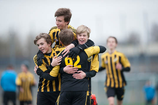 IFK Hässleholms Amel Crnalic har gjort 2-1 och grattas i