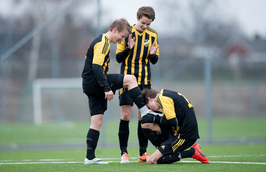 IFK Hässleholms Amel Crnalic har gjort 3-1 och firar med