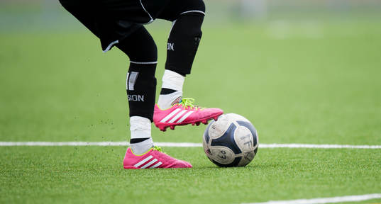 Fotboll och fotbollsskor Adidas på konstgräs  i