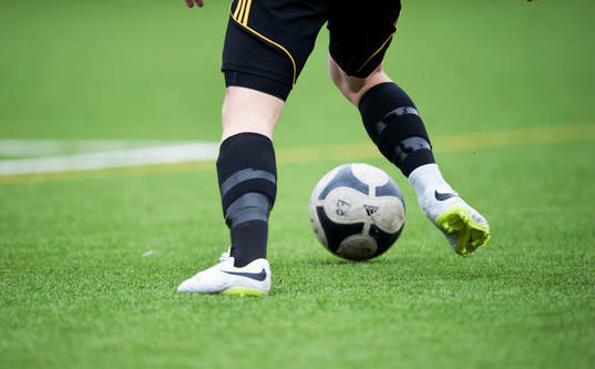 Fotboll och fotbollsskor Nike på konstgräs i DM-matchen