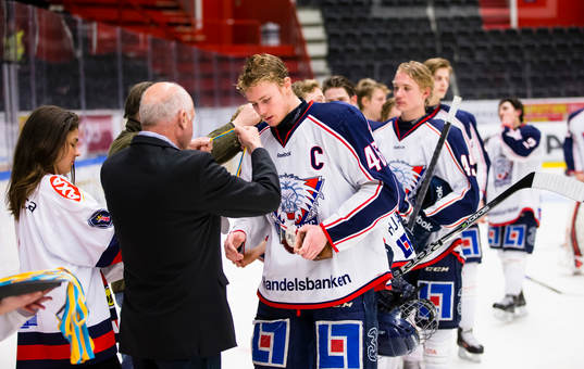 Linköpings Philip Rondahl tar emot silvermedaljen