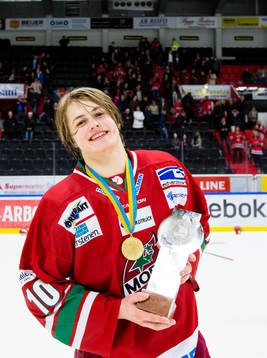 Modos William Nylander Altelius ser glad ut med JSM-Pokalen