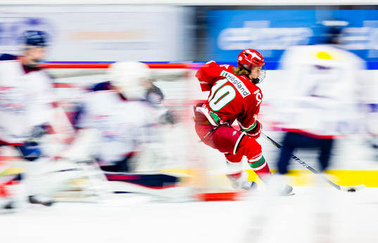 Modos William Nylander Altelius åker runt målburen