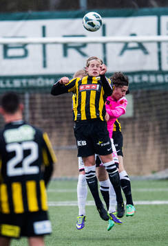 Häckens Gustav Berggren högst upp i en luftduell i