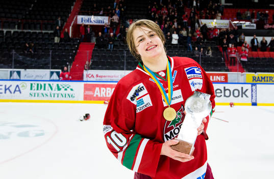 Modos William Nylander Altelius ser glad ut med JSM-Pokalen