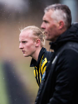 Häckens Gabriel Franke bakom tränare Teddy Olausson i