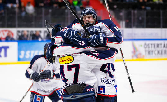 Linköpings Gustav Forsling gör 2-3 och gratuleras av