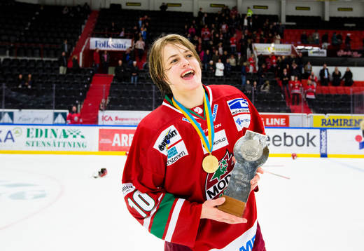 Modos William Nylander Altelius ser glad ut med JSM-Pokalen