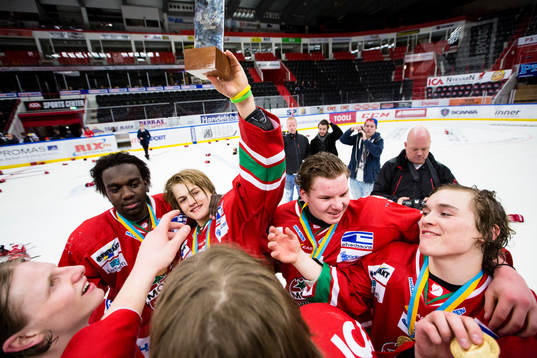 Modos William Nylander Altelius håller upp pokalen