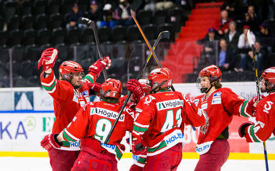Modos Adrian Kempe (v) kvitterar till 3-3 och gratuleras av
