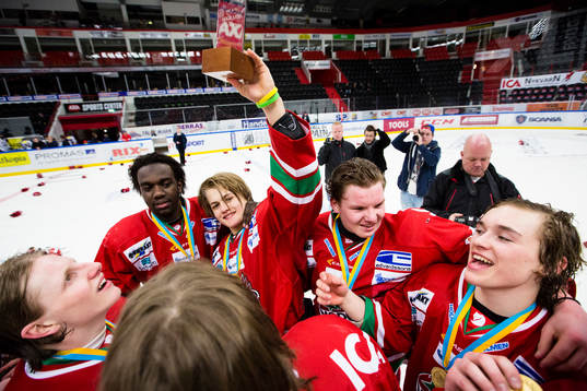 Modos William Nylander Altelius håller upp pokalen