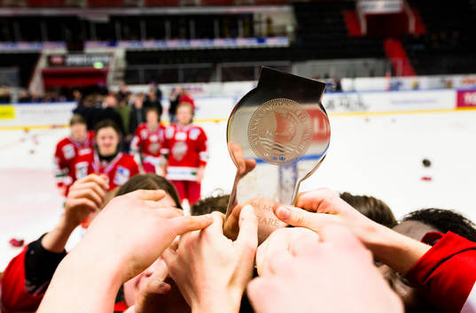 SM-Pokalen för J18 hålls upp av Modos spelare