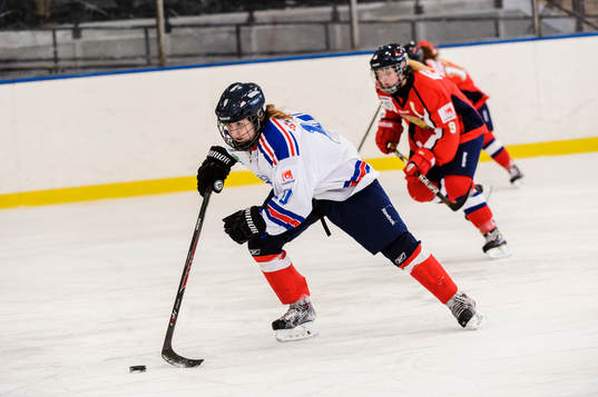 Ångermanlands Celine Tedenby med pucken