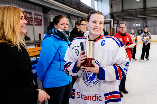 1-2 skytten Moa Wernblom tar emot bucklan i ishockeymatchen