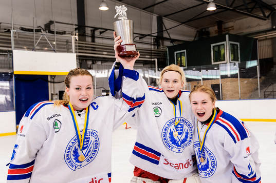 Ångermanlands Moa Wernblom, målvakt Emma Söderberg och
