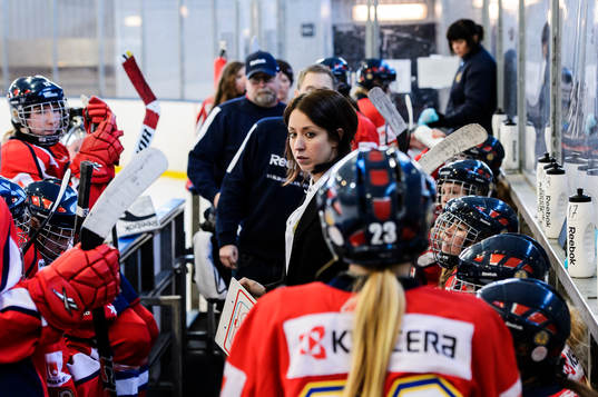 Tränare Sara Ridderlind med Stockholms spelare på