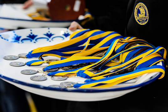 Medaljerna i ishockeymatchen finalen i Stålbucklan mellan