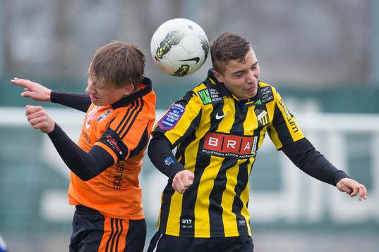 Gutes Villiam Dahlström i nickduell med Häckens David Di