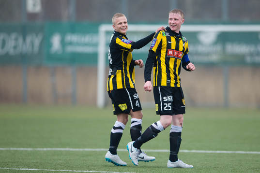 Häckens Albin Falkenby jublar ihop med Daniel Marsfeld