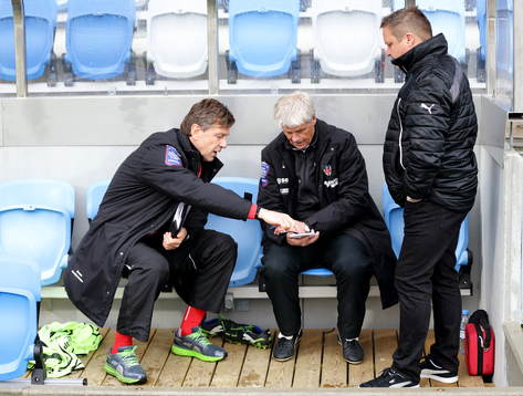 Helsingborgs ledare med tränare Roar Hansen i pausen