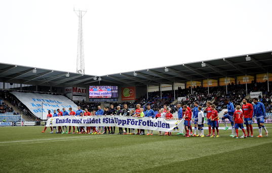 Båda lagen står uppställda med texterna Fotboll är