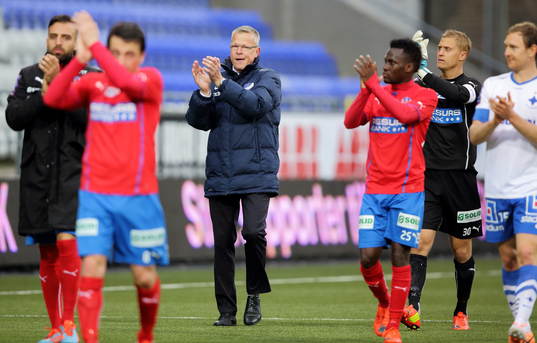 Norrköpings tränaer Jan Andersson och spelarna tackar