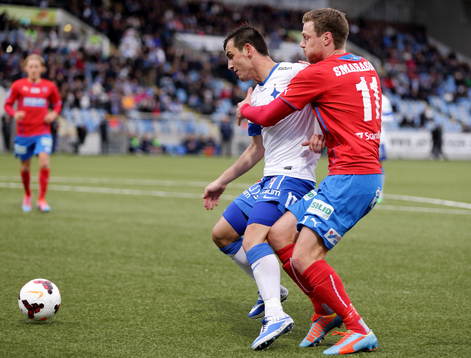 Helsingborgs Arnor Smarason håller i Norrköpings Nikola