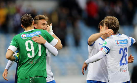 Norrköpings målvakt David Mitov Nilsson kramar om
