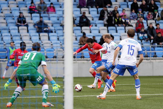 Helsingborgs Ardian Gashi närmar sig målet med bollen