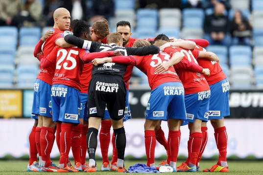 Helsingborgs spelare samlas innan matchstart