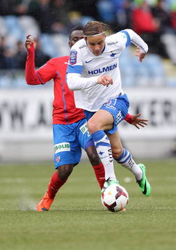 Norrköpings Christoffer Nyman framför Helsingborgs David