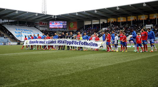 Båda lagen står uppställda med texterna Fotboll är