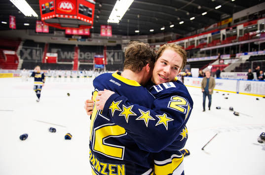 s Gustaf Franzén och Filip Sandberg kramar om varandra