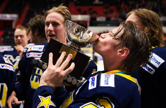 s Lawrence Pilut kysser SM-pokalen